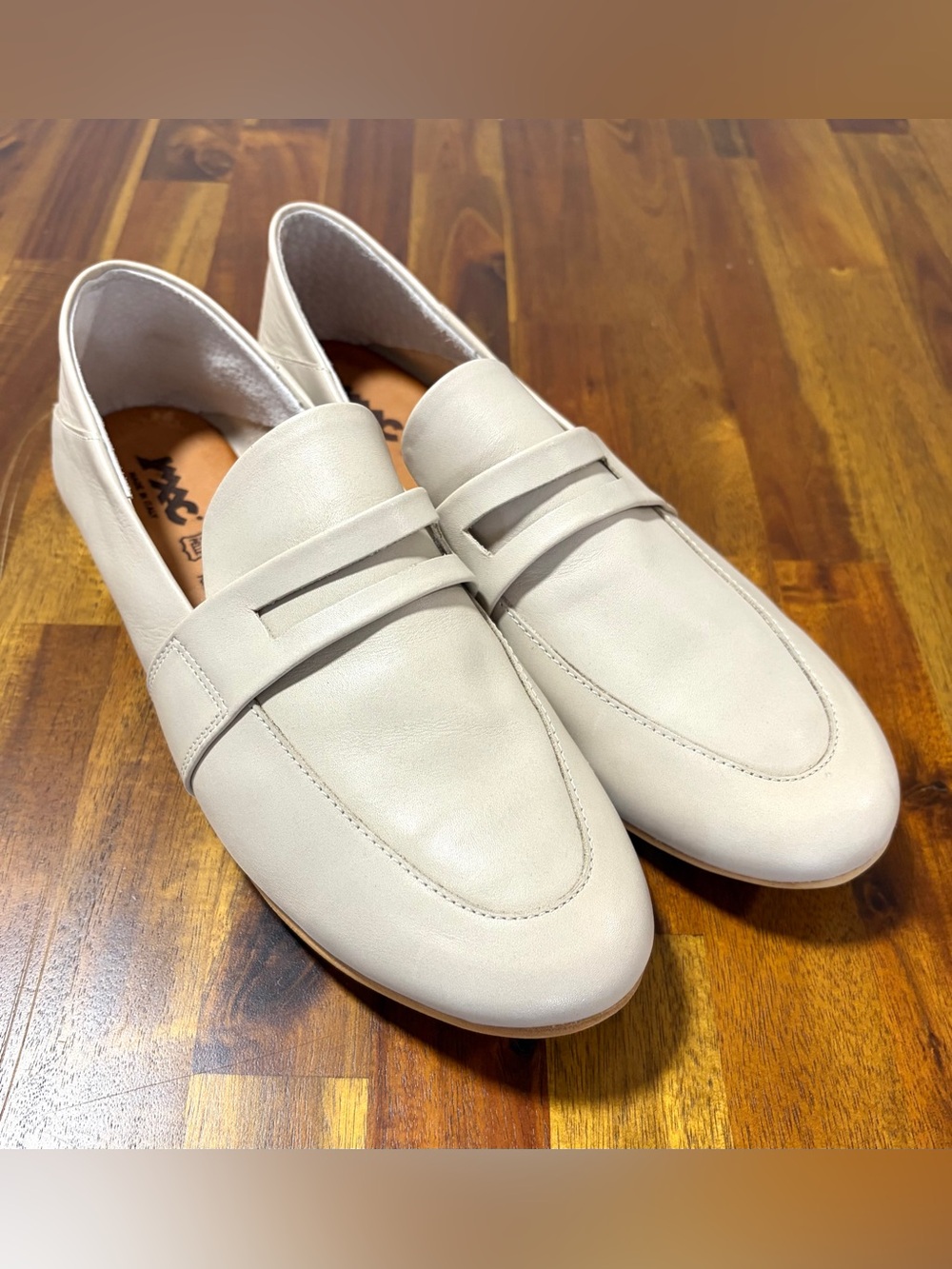 NWT. Made in Italy Cream Penny genuine leather loafers - Classic Slip-On Dress .